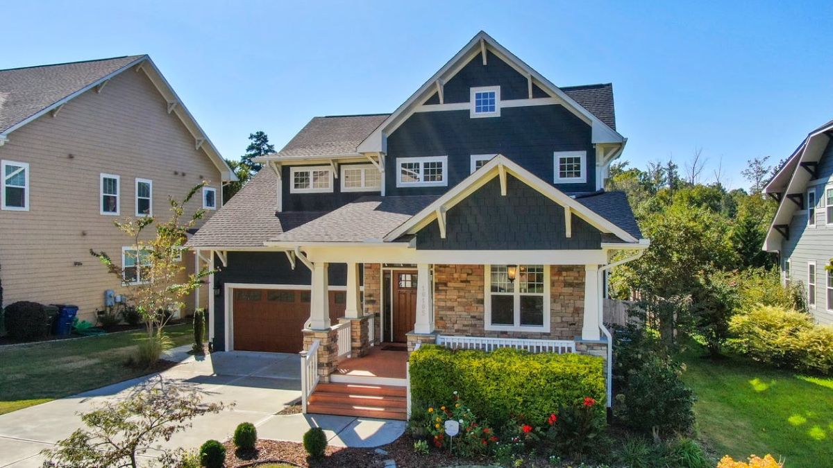 Craftsman home with fibre-cement shingle siding